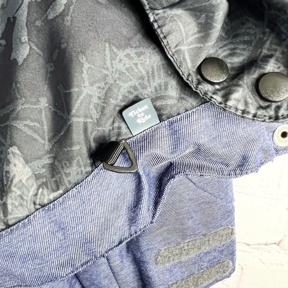 |•COLUMBIA•| Titanium Omnitech Navy Winter Ski Jacket w/ Flora… - Picture 10 of 16